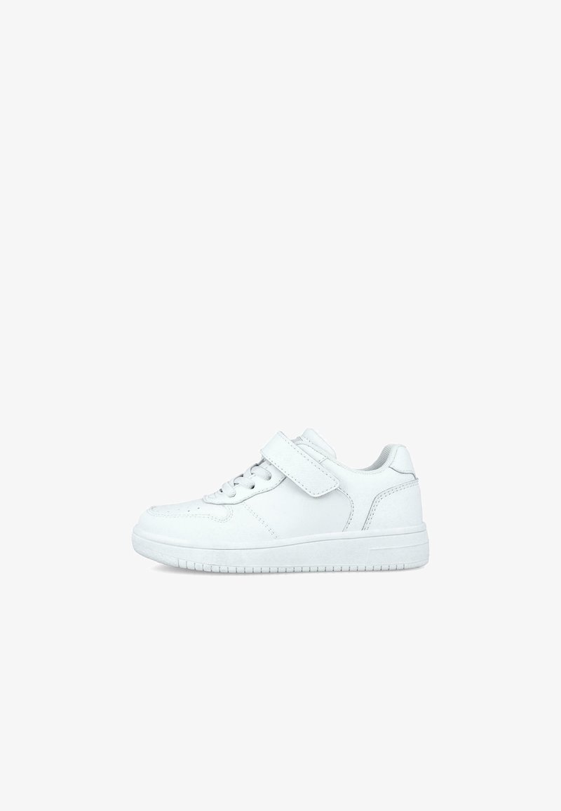 Zapatillas blancas de cuero, con punta redondeada, cierre de cordones y una correa de velcro. Textura lisa con sutiles detalles de costura.