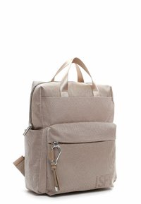 Bežs austs mugursoma ar divām augšējām rokām, priekšējo rāvējslēdzēja kabatu un dekoratīvu aparatūru. Iezīmējas ar teksturētu audumu un subtīlu spīdumu.