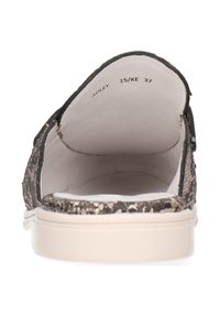 Czarno-beżowy tenisówka wsuwana w wzór wężowej skóry z okrągłym noskiem, miękką wyściółką wewnętrzną i białą gumową podeszwą, z minimalnymi detalami przeszyć.