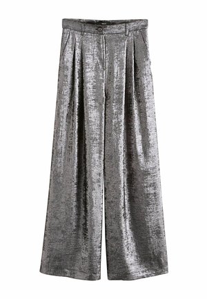 Weite Hose aus metallic-silbernem Stoff mit einer strukturierten Oberfläche, ausgestattet mit vorderen Falten und einem Knopfverschluss an der Taille.