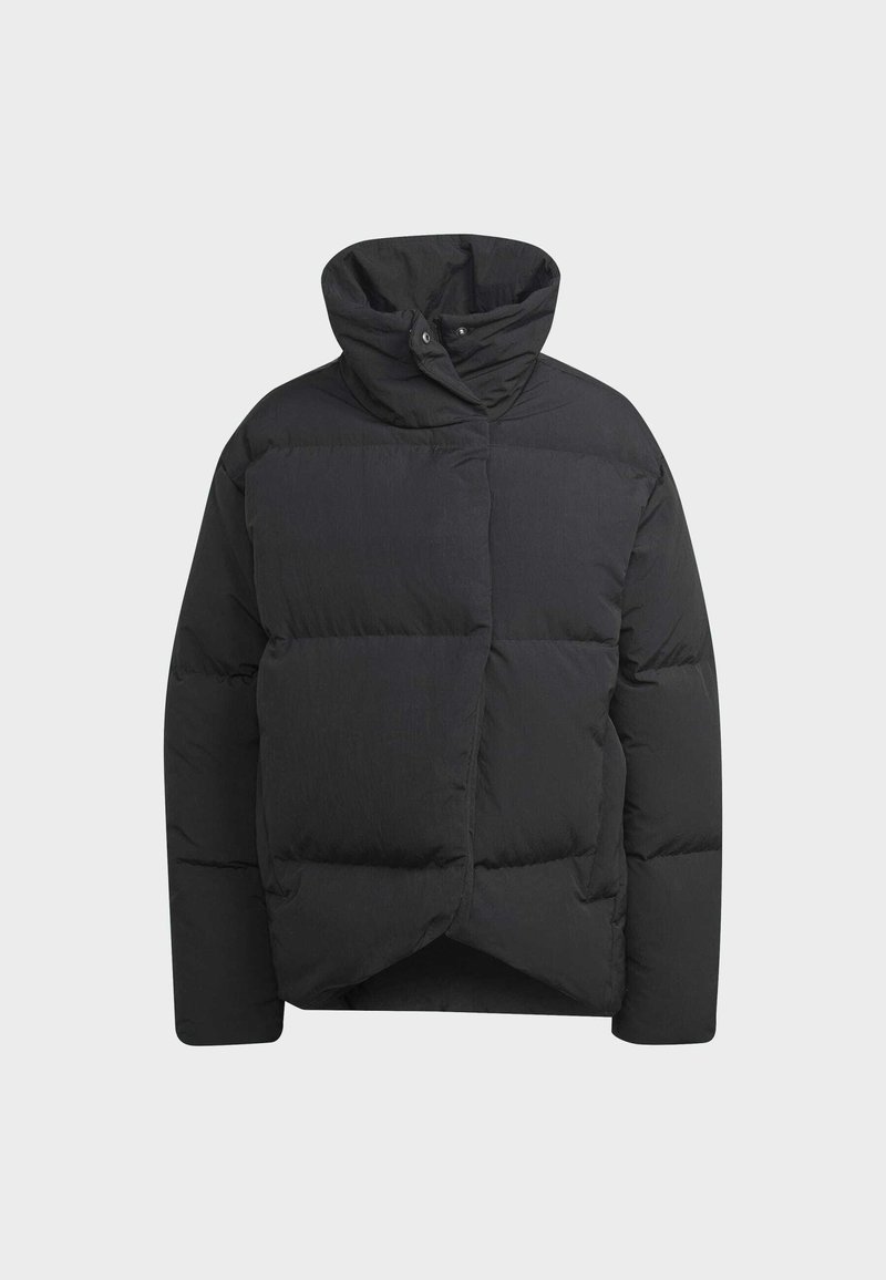 Schwarze Pufferjacke mit hohem Kragen, steppdesign und lockerer Passform. Mit Druckknopfverschluss und cropped Saum.