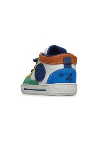 Baskets montantes avec des panneaux multicolores : vert, bleu, jaune et blanc. Présente un onglet de talon texturé bleu et un accent en forme de logo circulaire.