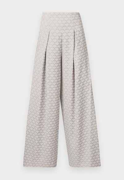 Vaaleanharmaat leveät housut, joissa on teksturoitu kuvio, joka muistuttaa pieniä kolmioita. Housuissa on korkea vyötärö ja poimujakin, jotka antavat lisää rakennetta.