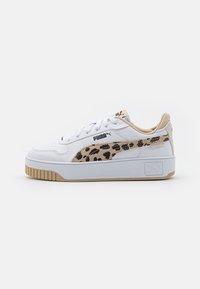 Vit sneaker med strukturerad överdel, sidsöm med leopardsmönster, beige detaljer och en kraftig vit sula med gummiträdd. Logotyp på sidan.