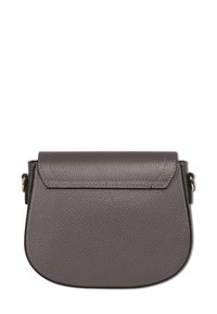 Grijze leren schoudertas met een ronde bodem, enkele flapsluiting en gouden hardwareaccenten. Geweven oppervlak met zichtbare stiksels.