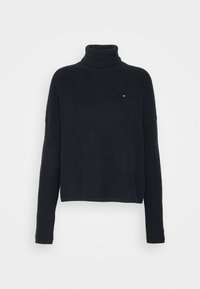 Maglione a collo alto nero a coste con maniche lunghe e piccolo logo rosso, bianco e blu sul lato sinistro del petto.