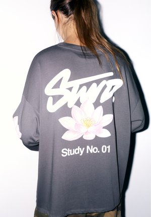 PULL&BEAR, OVERSIZE LONG SLEEVE STWD FLOWER - T-SHIRT - T-shirt à manches longues - grey