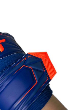 Guanto da portiere imbottito blu e arancione, fissato intorno al polso, con impugnatura con marchio e dettagli di design strutturato.