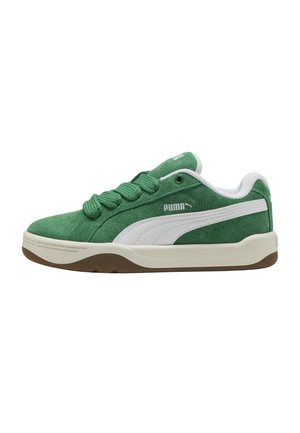 Grüner Veloursleder-Puma-Sneaker mit weißem Streifen, dicken grünen Schnürsenkeln, gepolstertem Schaft und beiger Sohle mit braunem Profil.