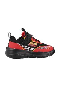 Zapatilla de running en rojo y negro con parte superior de malla, correa de Velcro y cuello acolchado. Presenta gráficos de carreras y un patrón de cuadros a lo largo del lateral.