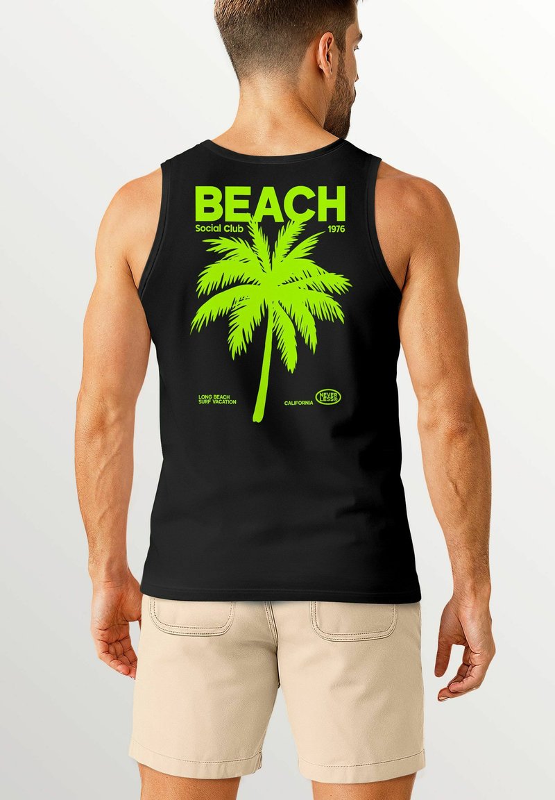 Schwarzes Tanktop mit einem großen neongrünen Palmenmotiv und dem Text "BEACH Social Club 1976" auf der Rückseite, mit zusätzlichen Details darunter.