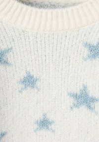 Mehek bel pulover svetlo modrih zvezdnih vzorcev z rebrastim okroglim izrezom.