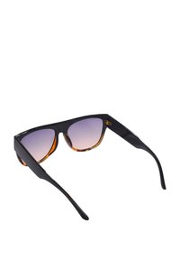 Occhiali da sole con montatura nera e dettagli marroni, dotati di lenti gradientate che passano dal viola al trasparente, con design slanciato e angolare.