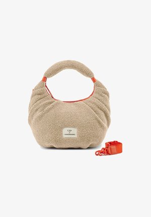 Borsa in ecopelle beige con pelliccia sintetica, dalla forma rotonda e lati arricciati, con dettagli arancioni. Include una tracolla arancione rimovibile e una placca metallica con logo.