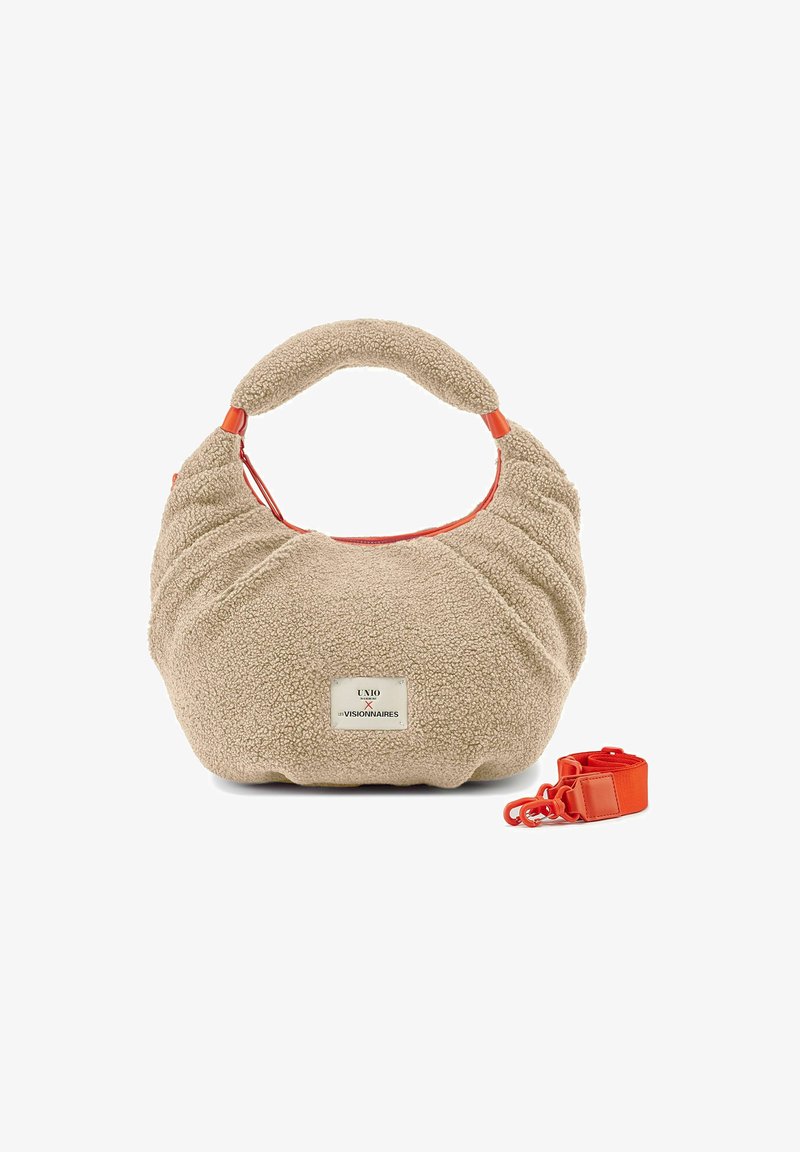 Bolso de mano de imitación de piel de borrego en color beige con forma redondeada, laterales fruncidos y detalles en color naranja. Incluye una correa naranja desmontable y una placa de metal con el logotipo.