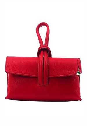 Rode leren handtas met een lusvormig handvat en flapsluiting, met een kleine hangende bedel met de kleuren van de Italiaanse vlag.