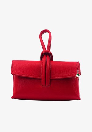 Sac à main en cuir rouge avec une anse en boucle et une fermeture à rabat, comportant un petit pendentif suspendu aux couleurs du drapeau italien.