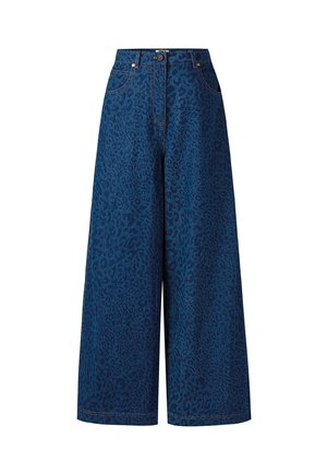 Wijde blauwe denimbroek met subtiele donkere luipaardprint, voorzakken, riemlussen en knoopsluiting.