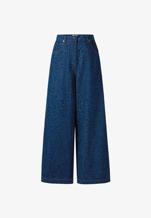Pantalon large en denim bleu avec un subtil imprimé léopard sombre, poches avant, passants pour ceinture et fermeture à boutons.