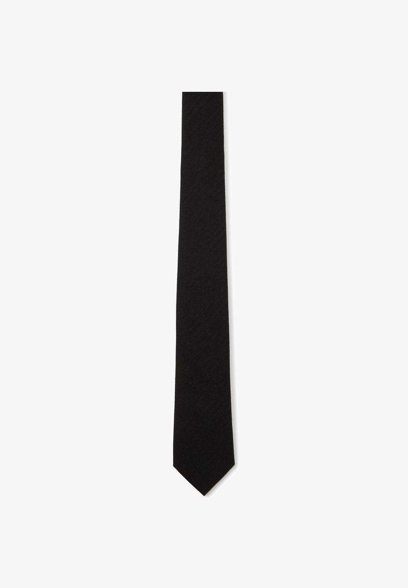 Cravate en soie noire avec un design étroit, texture lisse et pointe effilée. Ne présente aucun motif ou ornement visible.