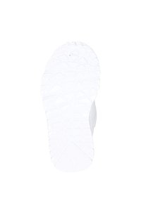 Suola di sneaker bianca con motivo testurizzato per una presa ottimale, caratterizzata da forme triangolari e geometriche, progettata per trazione e durata.