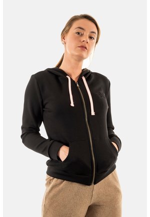 Felpa nera con zip realizzata in tessuto morbido, dotata di cappuccio e lacci rosa, con due tasche frontali e polsini a costine.