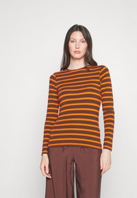 Dlhý rukáv top s horizontálnymi pruhmi v oranžovej a hnedej farbe. Vyrobený z hladkej tkaniny s priliehavým strihom a okrúhlym výstrihom.