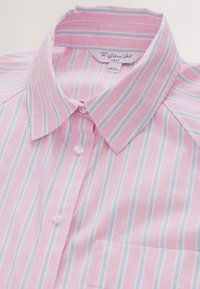 Lyserød skjorte med lodrette striber i lyseblå og hvid, med spids krave, knaplukning og en brystlomme.