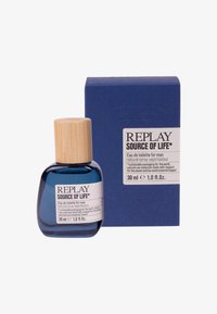 Blå glassflaske med bambuskork, merket "REPLAY SOURCE OF LIFE*", ved siden av en mørkeblå boks med hvit tekst. 30 ml kapasitet.