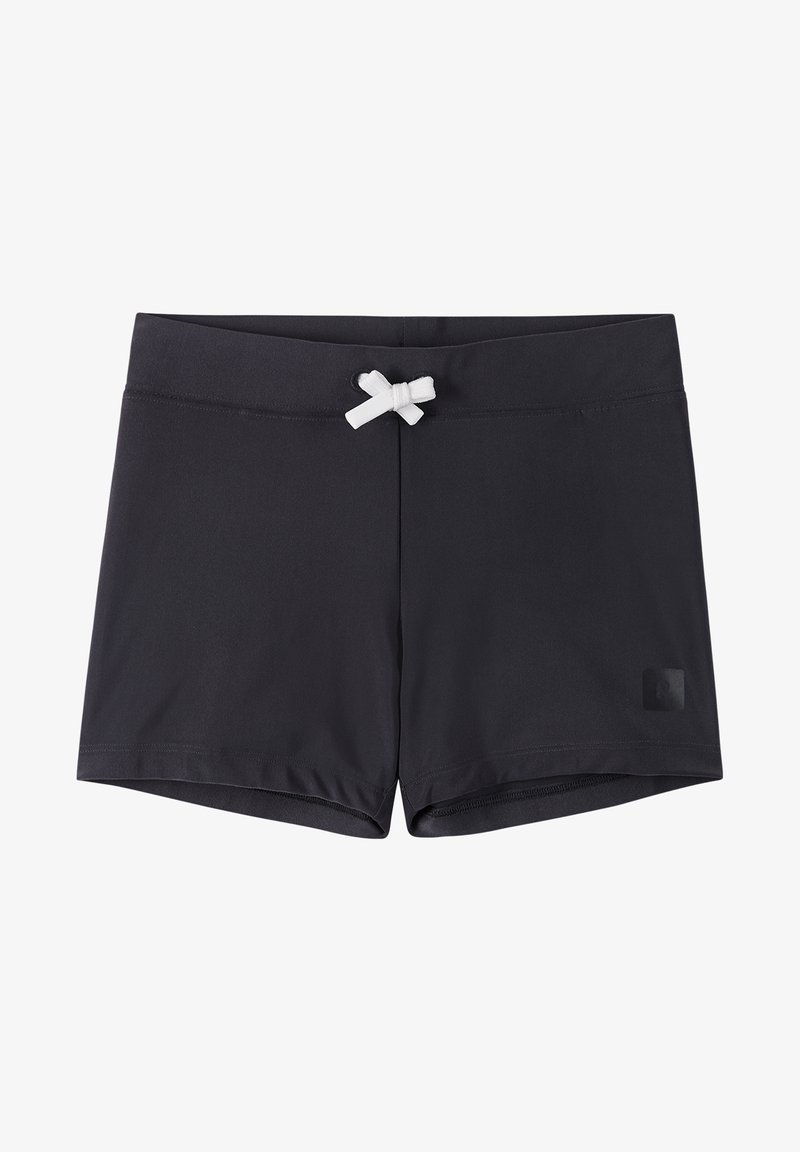 Schwarze Badeshorts aus glattem Stoff mit einem weißen Zugband am Bund und einem kleinen Logo an der unteren Seite.