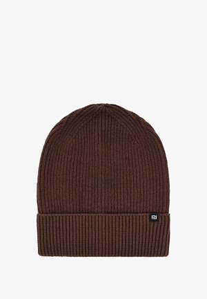 Brązowa dziana czapka beanie o prążkowanej strukturze, z zagiętym mankietem i małą czarną metką logo z boku.