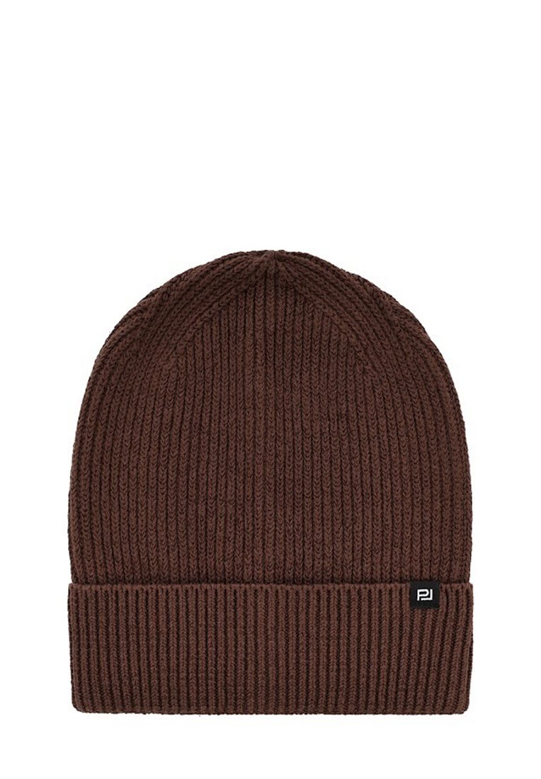 Brązowa dziana czapka beanie o prążkowanej strukturze, z zagiętym mankietem i małą czarną metką logo z boku.