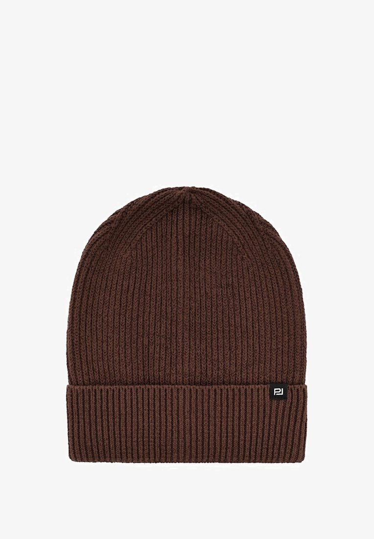 Brązowa dziana czapka beanie o prążkowanej strukturze, z zagiętym mankietem i małą czarną metką logo z boku.