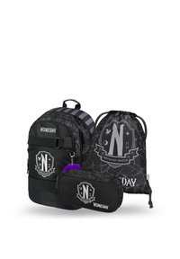 Sada batohů zahrnuje hlavní batoh s designem pavučiny, tašku na stažení a pouzdro na tužky; všechny v černé barvě se stříbrnými akcenty a logy.