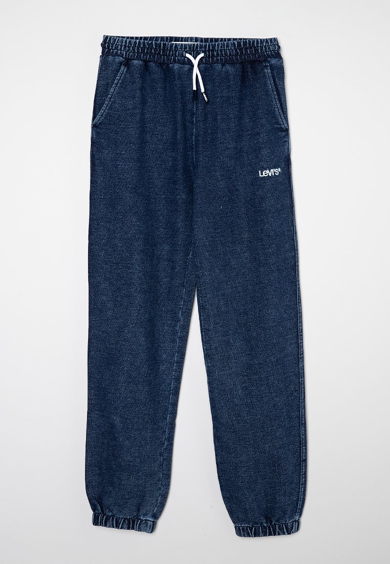Pantalones jogger de mezclilla en azul oscuro, con cintura elástica, cordón, bolsillos laterales y puños acanalados. Presenta el logo blanco de "Levi's" en la cadera.