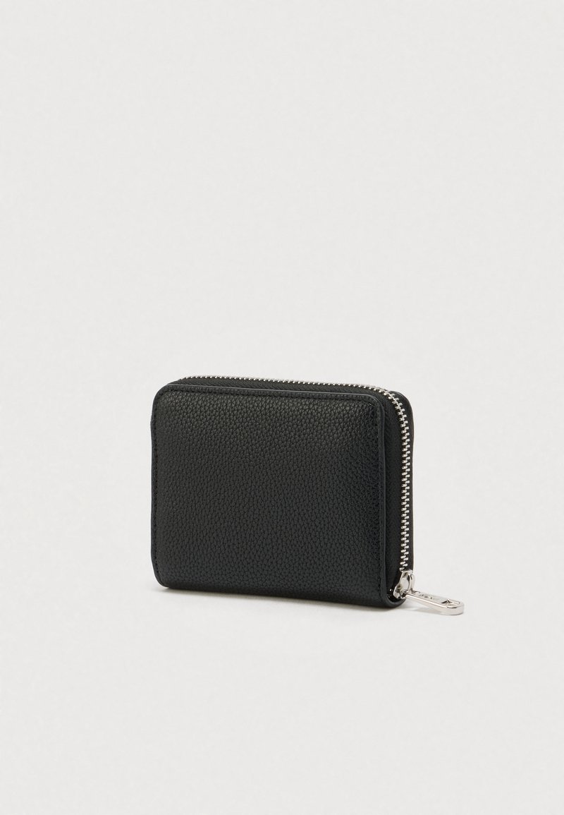 Sort tekstureret læderpung med sølv lynlås og trækfane, vist lukket på en lys baggrund.