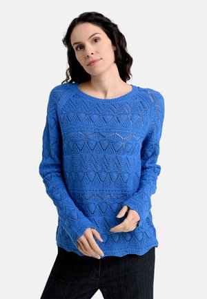 Blauer Strickpullover mit einem strukturierten Muster, das Zickzack- und Diamantdesigns zeigt. Lange Ärmel und ein runder Halsausschnitt.