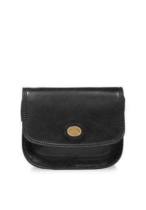Borsa a tracolla in pelle nera con chiusura a patta, cuciture a contrasto e dettaglio logo ovale dorato al centro davanti.