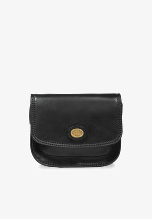 Bolso bandolera de cuero negro con cierre de solapa, costuras a contraste y detalle de logo ovalado dorado en el centro delantero.