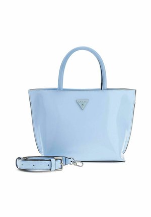 Sac à main brillant bleu clair avec double poignée et bandoulière assortie amovible, arborant un logo triangulaire argenté Guess sur le devant.