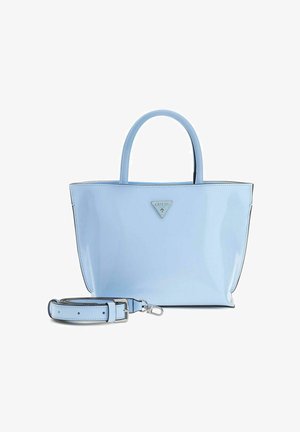 Sac à main brillant bleu clair avec double poignée et bandoulière assortie amovible, arborant un logo triangulaire argenté Guess sur le devant.