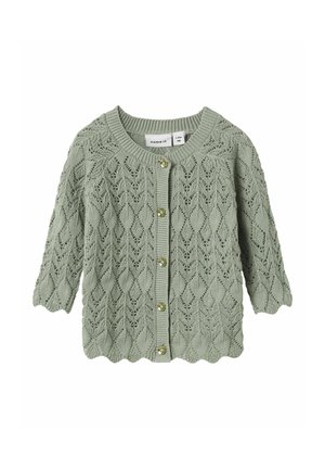 Cardigan tricoté vert clair à manches courtes, avec un motif en losanges, un col côtelé et cinq boutons ronds sur le devant.
