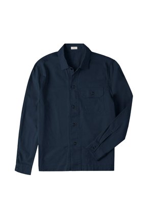 Camisa de manga larga azul marino con cuello, botonadura completa en el frente y un bolsillo en el lado izquierdo del pecho.