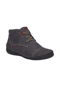 Bottes chukka en cuir gris avec des coutures beiges, bout rond, design à lacets et semelle en caoutchouc, comportant un accent bordeaux sur la tige.