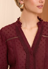 Love & Roses DOBBY SPOT 3/4 SLEEVE BUTTON THROUGH - REGULAR FIT - Paitapusero - red