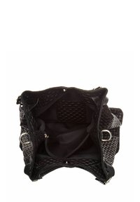 Musta kudottu nahkalaukku, jossa on tilava sisustus, vetoketjullinen tasku, sileä pinta ja hopeiset yksityiskohdat.