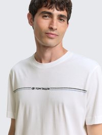 Λευκό βαμβακερό t-shirt με στρογγυλή λαιμόκοψη, κοντά μανίκια και οριζόντιες ριγέ λεπτομέρειες σε μαύρο και μπλε χρώμα, με το λογότυπο "TOM TAILOR".