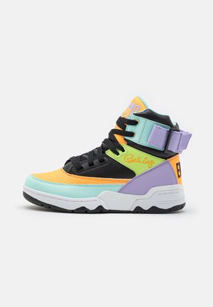 Wysokie sneakersy z czarnymi, pomarańczowymi, jasnoniebieskimi, zielonymi i fioletowymi panelami, czarnymi sznurowadłami oraz fioletowym regulowanym paskiem na kostkę na białym tle.