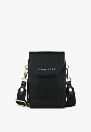 Schwarze synthetische Umhängetasche mit Klappenverschluss, versehen mit der Marke "bugatti" in goldenen Buchstaben und einem verstellbaren Tragegurt.