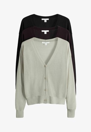 Set aus drei mittelgroßen Cardigans mit Knöpfen in Beige, Dunkelburgunder und Schwarz, auf weißem Hintergrund übereinander gelegt dargestellt.